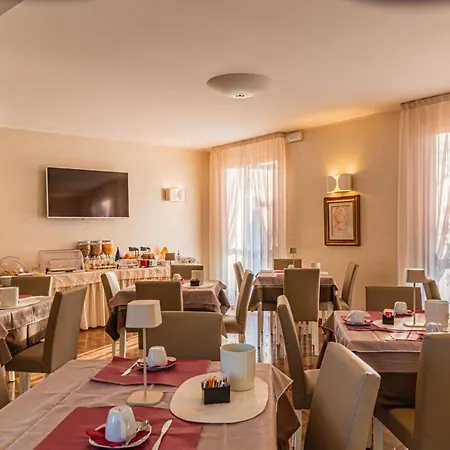 ホテル Bagner シルミオーネ